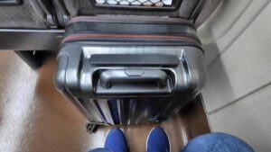 北陸新幹線　座席足元　スーツケース画像